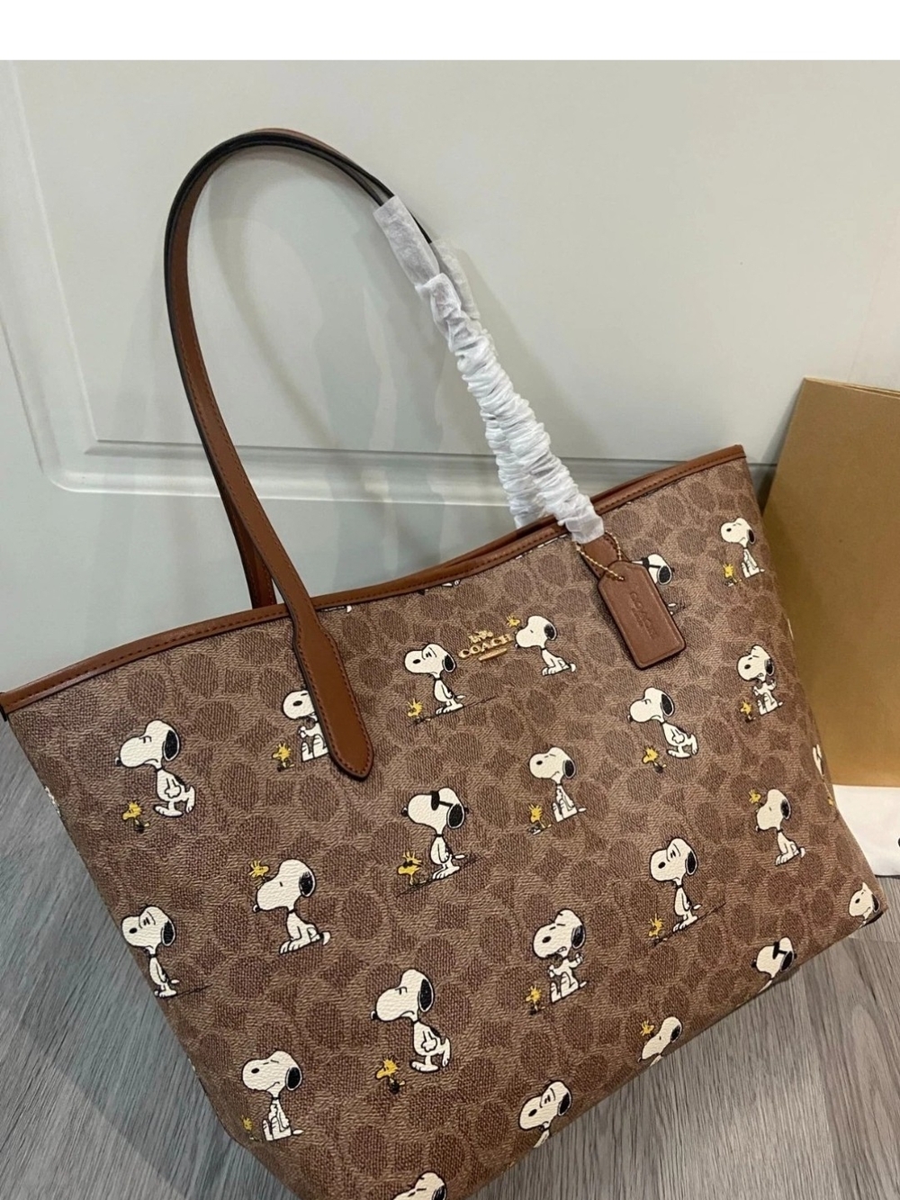 NEW COACH X Peanuts City Tote Bag Signature Canvas With Snoopy Print CBJ89 - Picture 2 of 4